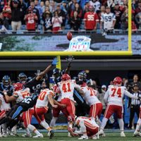 Patrick Mahomes y los Chiefs vencen 30-27 a los Panthers con el gol de campo de Shrader
