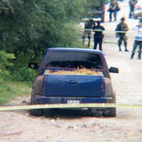 Hallan a una bebé viva y tres cadáveres en una camioneta abandonada en Irapuato
