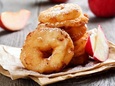 Buñuelos de manzana con solo 2 huevos: el secreto para que te salgan igual o más ricos que los de tu abuela