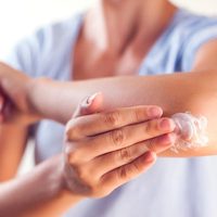 Basta de cremas carísimas, prepará en casa este remedio para evitar los codos resecos en invierno