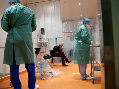 Trabajadora sanitaria contrajo el coronavirus y podría haber contagiado a otras 20 personas