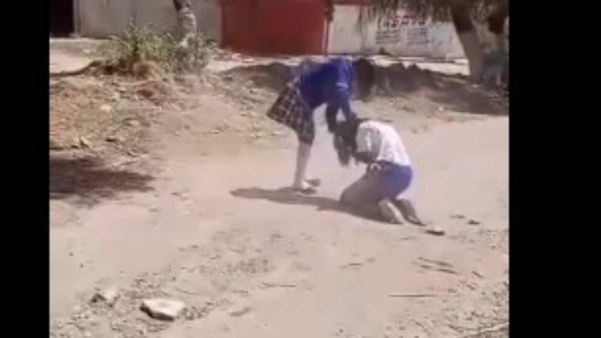 Norma Lizbeth, de 14 años, al momento de ser golpeada por otra menor