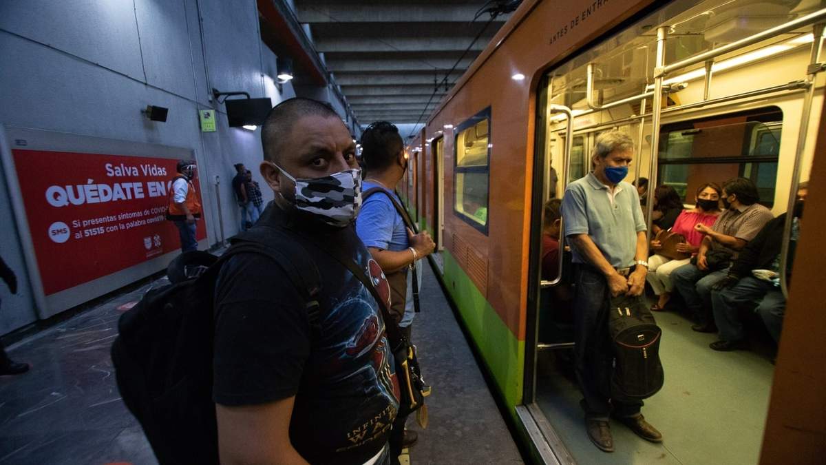 Usuarios del Metro en la estación Pantitlán