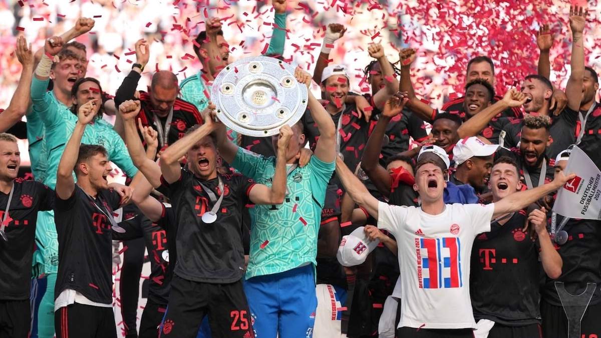 Jugadores del Bayern Munich celebran tras ganar el título de la Bundesliga