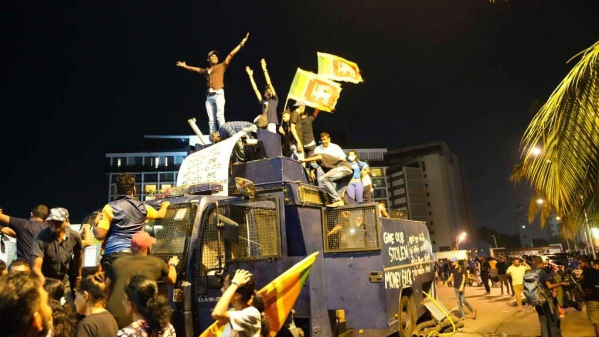 Manifestantes celebran sobre un camión policial a la entrada de la residencia oficial del presidente de Sri Lanka