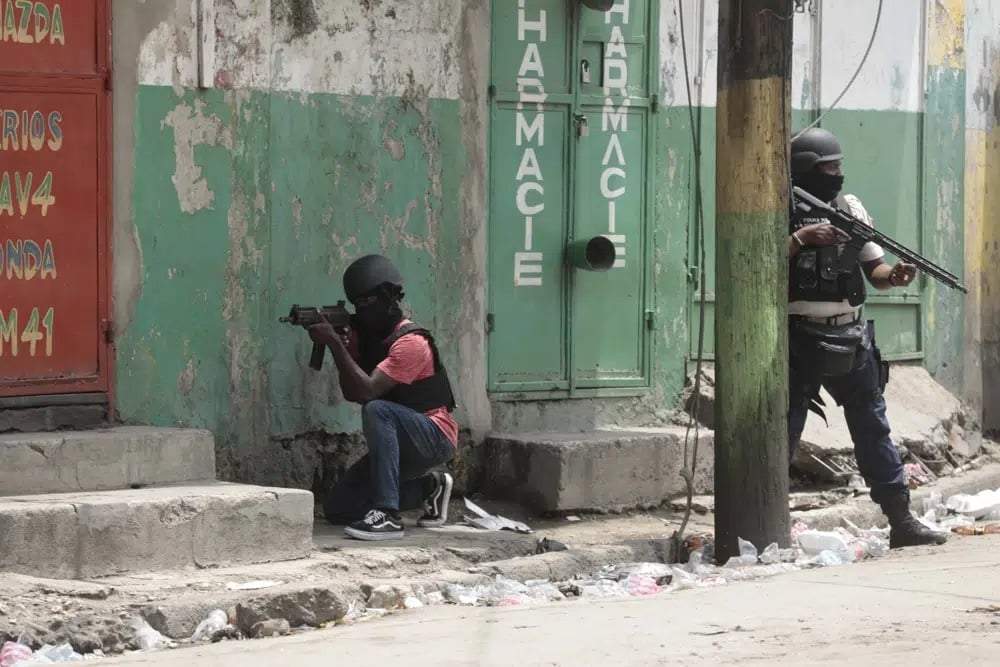 Agentes de policía participan en un operativo antipandillas en el vecindario Portail de Puerto Príncipe, Haití, el martes 25 de abril de 2023