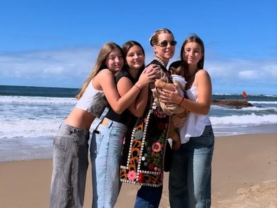 Nicole Neumann y sus hijas mostraron cómo se llevan los jeans esta temporada