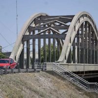 Policía se arrojó al Río Neuquén desde el puente carretero para salvar a una joven