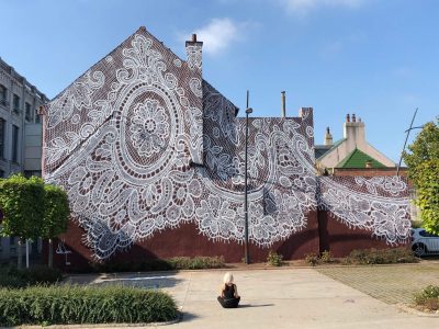 Crean un mural que simula un encaje en un museo de moda francés