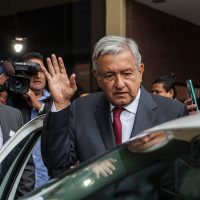 AMLO presentará ante el INE denuncia por "campaña negra"; sospecha de Claudio X. González