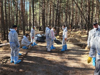 Ucrania anuncia el hallazgo de dos fosas comunes más en Izium