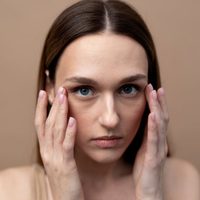Cómo tapar las ojeras con éxito: el paso a paso que cambia el rostro al instante