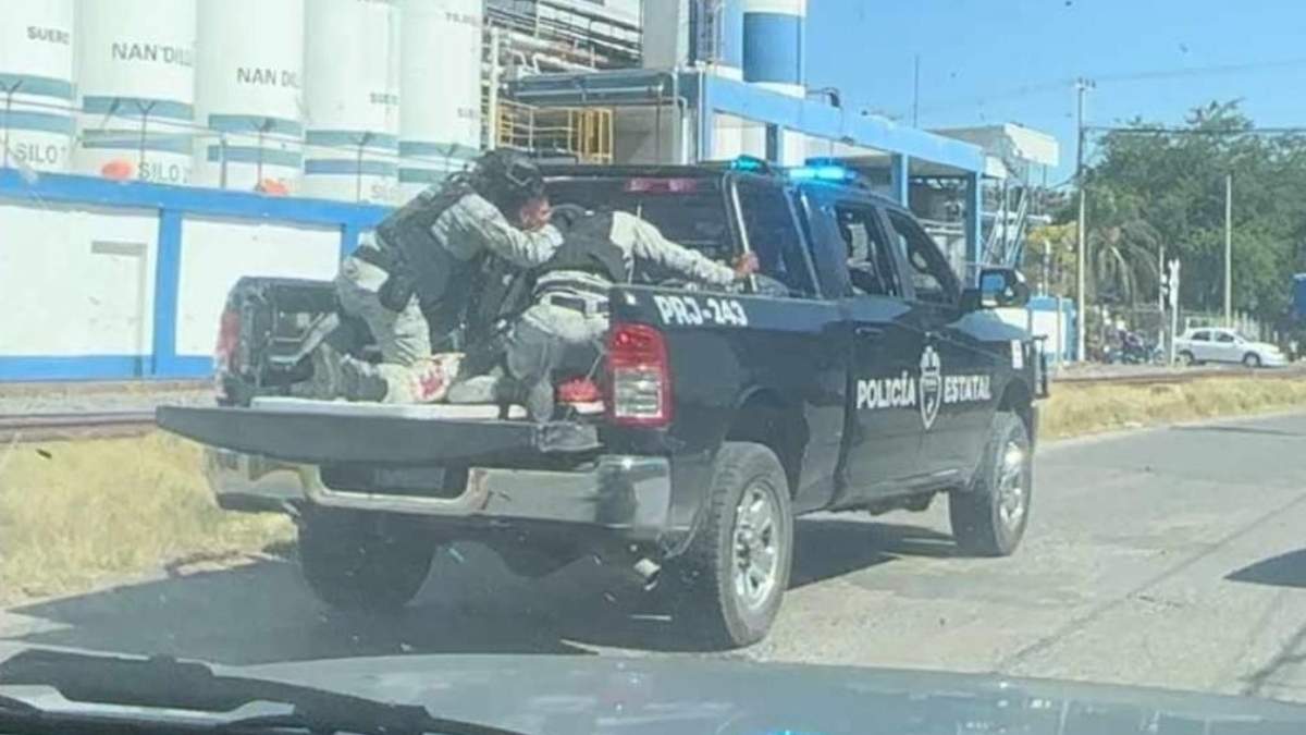 Policías durante el enfrentamiento en Ocotlán