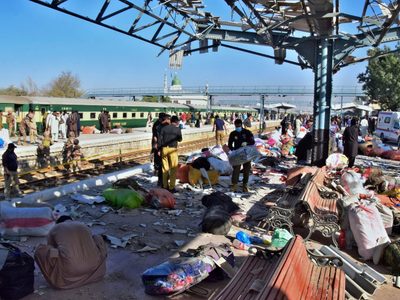 Al menos 26 muertos y 62 heridos por atentado suicida en estación de tren de Pakistán