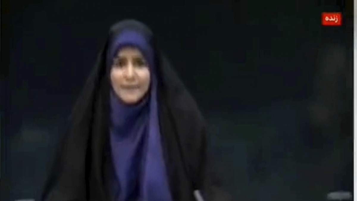 La presentadora Sahar Emami en medio de una explosión