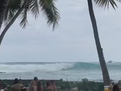 El mar barrió con una boda en Hawái: grandes olas se estrellaron contra el lugar del evento