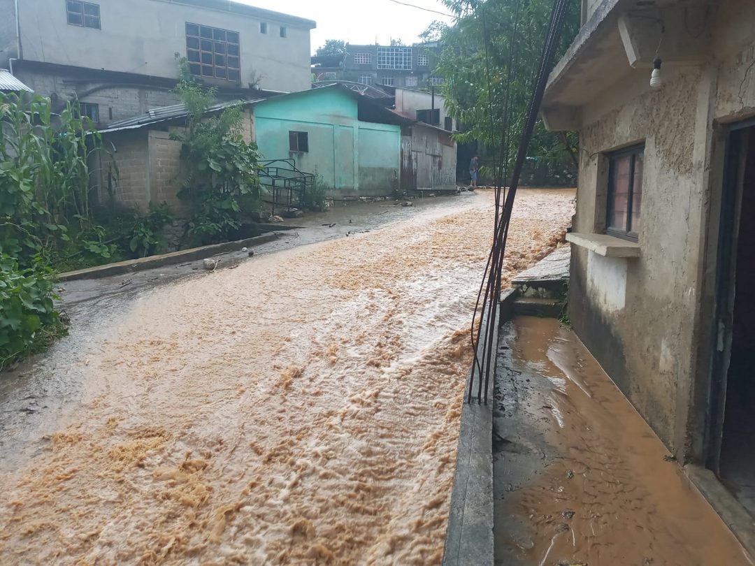 Lluvias causan inundaciones en la comunidad de Santiago Atitlán, Oaxaca