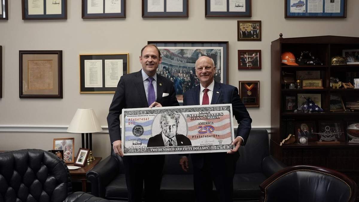 El congresista Andy Barr y el tesorero estadunidense Brandon Beach
