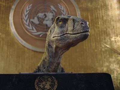 “No elijan la extinción”, urge dinosaurio que irrumpe en la ONU para advertir sobre cambio climático