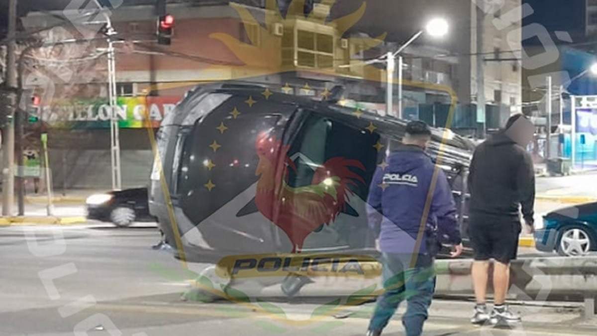 La Ecosport se llevó la peor parte al quedar volcada sobre el guardarrail. Fuente (Policía de Neuquén)