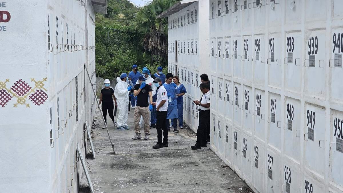 El depósito de los cuerpos en el cementerio forense