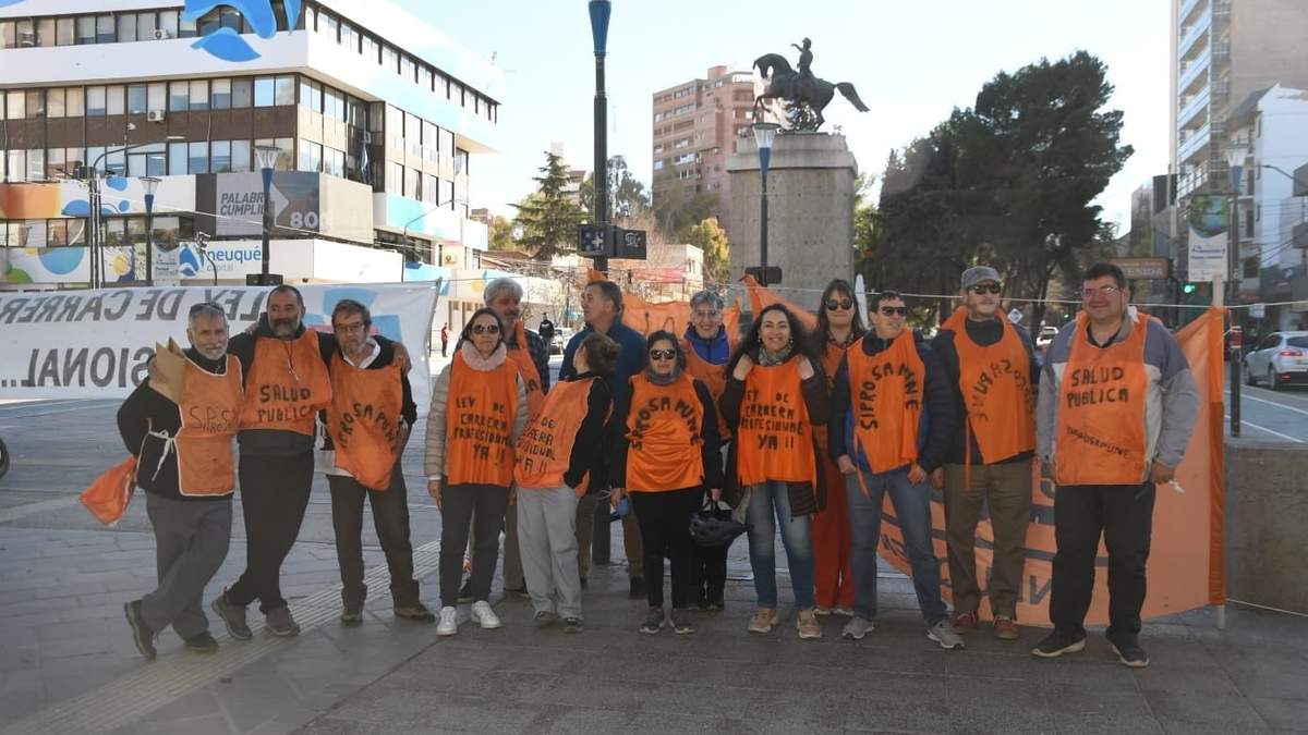Concentración en el Monumento a San Martín. Fuente: (Facebook)