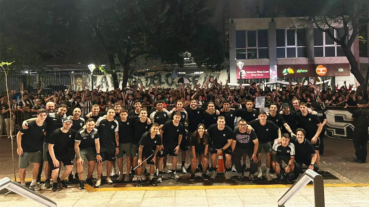 El plantel de Gimnasia con los hinchas en el banderazo de anoche.