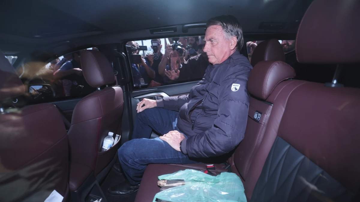 Bolsonaro, expresidente de Brasil, deberá usar un monitor electrónico de tobillo