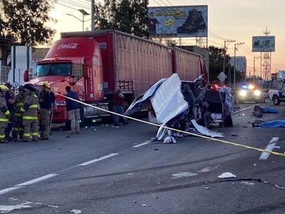 Choque entre tráiler y camioneta deja siete muertos y 12 heridos en Guanajuato