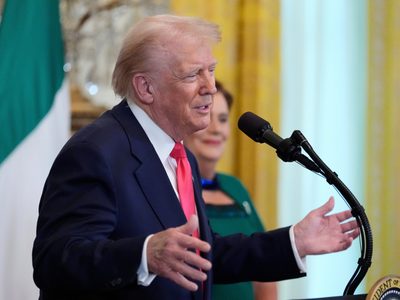 Trump amenaza a la UE con imponer aranceles del 200% a exportaciones de alcohol