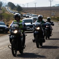Policías realizan operativo para desbloquear carreteras en Michoacán