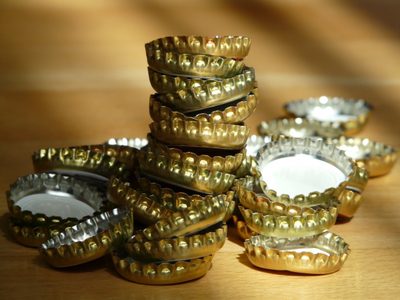 No tires las tapas de cerveza o de botellas de tomate: hacé estos imanes super chic para regalar o vender