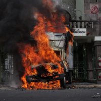 Ayotzinapa: Derriban puerta del Campo Militar 1 en CDMX e incendian camión (Video y fotogalería)
