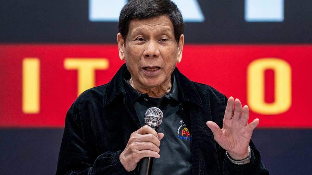 El expresidente filipino Rodrigo Duterte habla en el estadio Southorn durante un acto de agradecimiento organizado por trabajadores filipinos partidarios del exmandatario, el domingo 9 de marzo de 2025, en Hong Kong