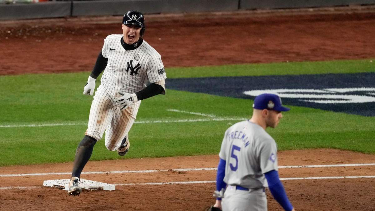 Anthony Volpe de los Yankees de Nueva York tras conectar un grand slam ante los Dodgers de Los Ángeles durante el tercer inning