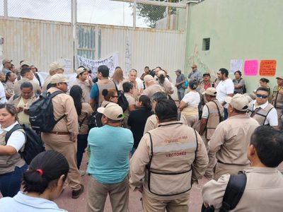 Reciben con protestas al nuevo secretario de Salud de Yucatán; exigen homologación salarial