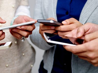 Campaña electoral por SMS: por qué está mal que lleguen mensajes de candidatos al celular