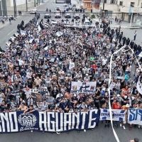 Van contra barristas de Rayados que participaron en caravana al Estadio Universitario