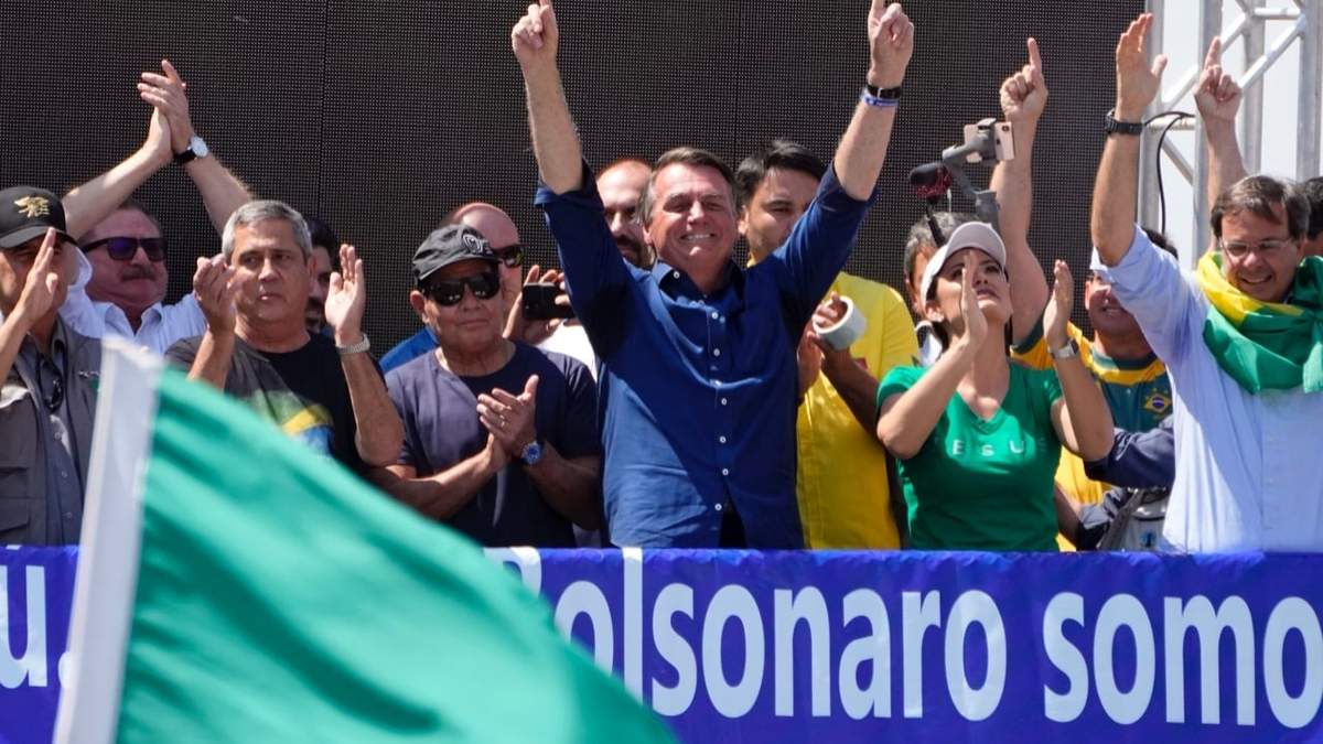 El presidente de Brasil, Jair Bolsonaro, agradece a sus simpatizantes