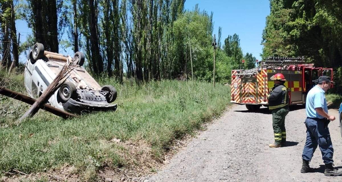 Vuelco de camioneta. Fuente: (Centenario Digital)