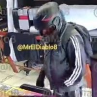 Graban a joven empleada que impide asalto con un marro en CDMX