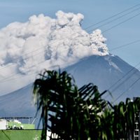 El volcán Popocatépetl lanza fumarola de 5 km
