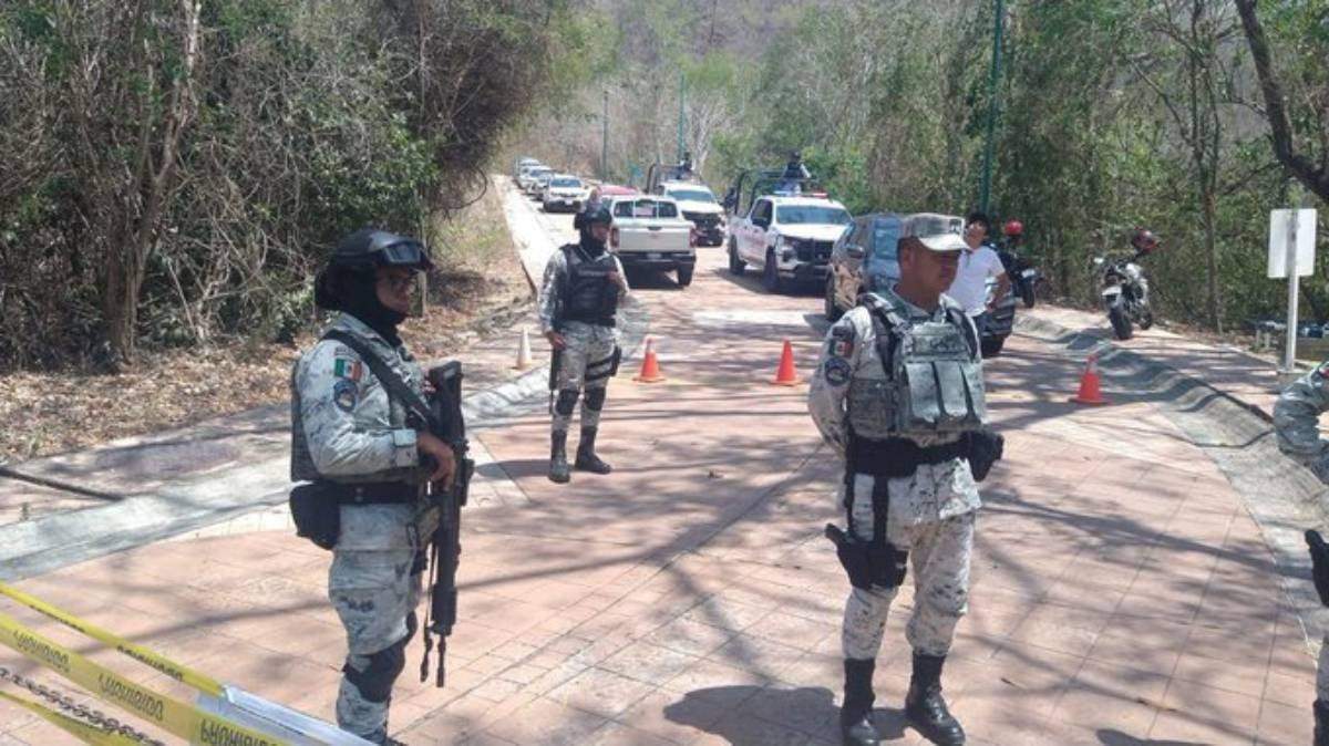 Elementos de la Guardia Nacional en el campo de golf Tangolunda