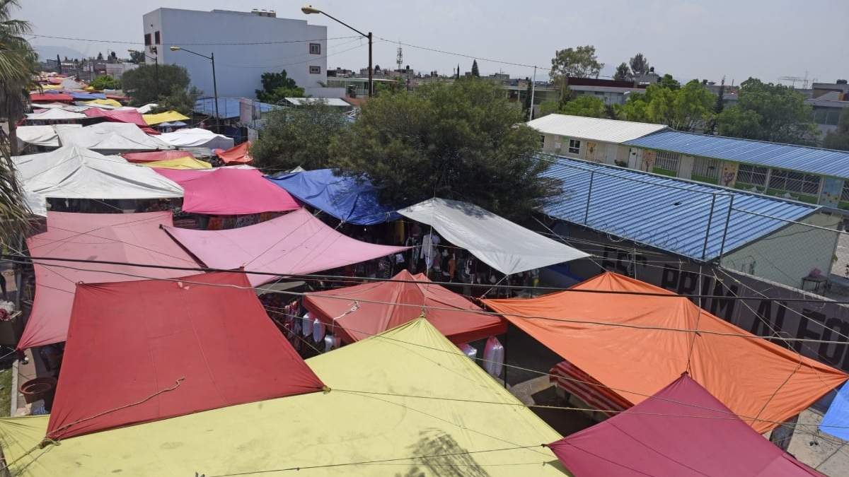 Un tianguis en época de pandemia en la capital del país