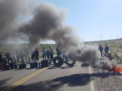 El Polo Obrero corta Ruta Nacional N° 22  en el acceso a Zapala