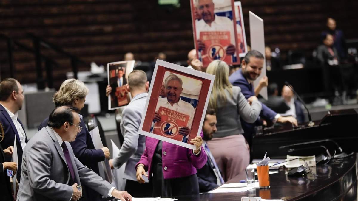 Los carteles mostrados por diputados del PAN en la tribuna de San Lázaro