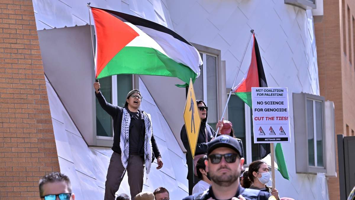 Manifestantes propalestinos ondean banderas afuera del Stata Center en el MIT