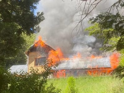 Un Incendio destruyó una vivienda de Alto Manzano y amenazó con extenderse a un bosque