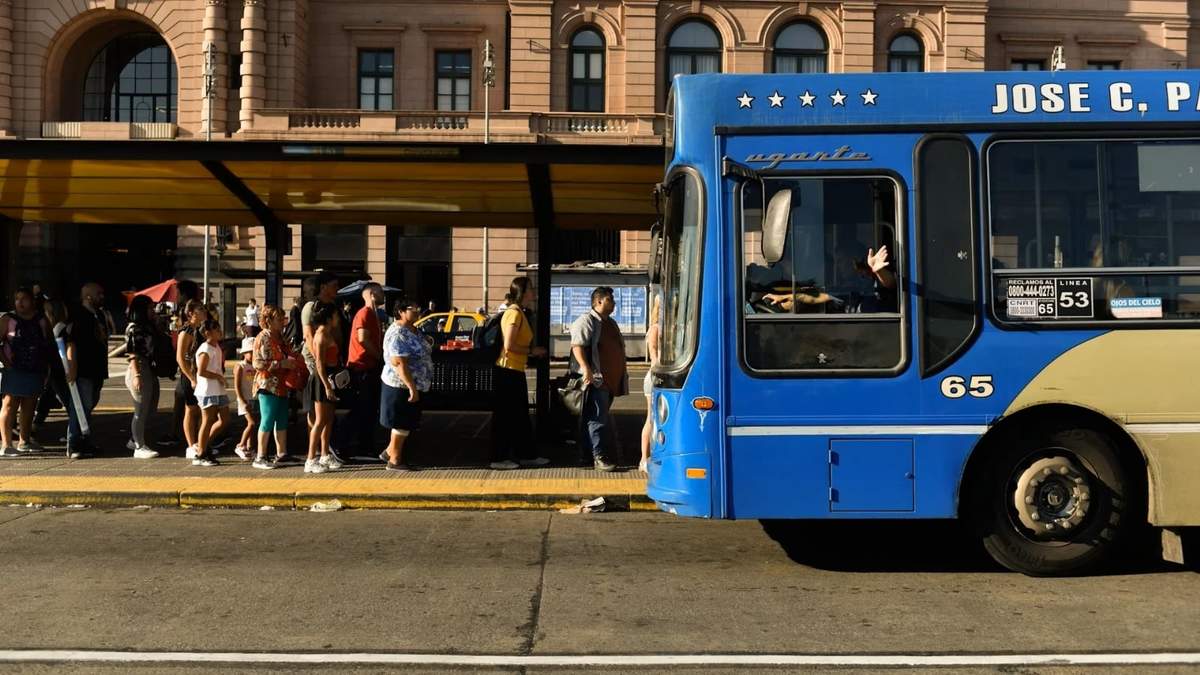 Los usuarios se quejan por los aumentos al transporte público. Fuente: (Twitter)
