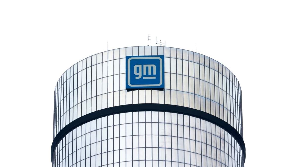 El logo de General Motors en un edificio en Detroit el 24 de abril del 2024